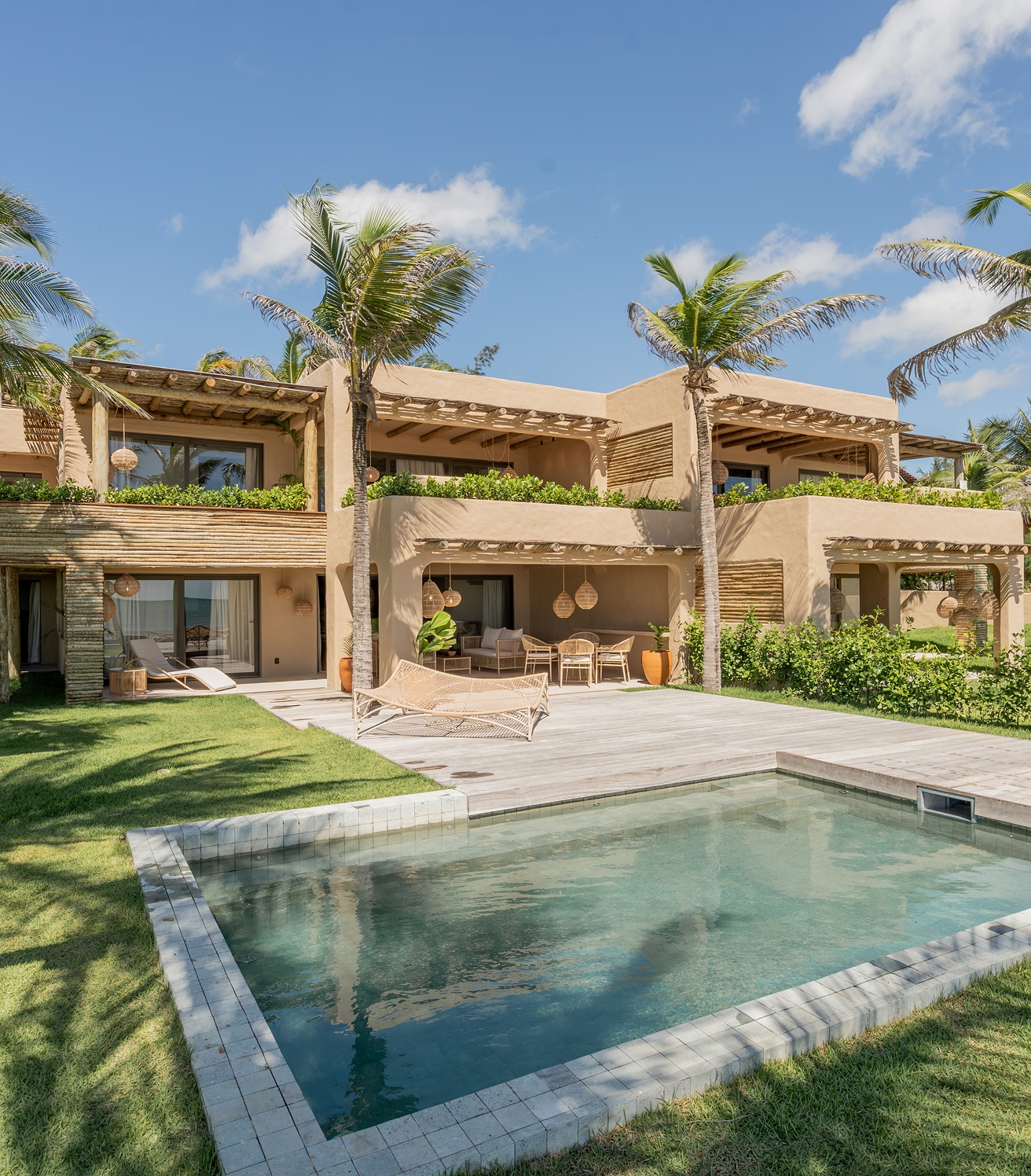 1/5 - Fachada da casa com piscina