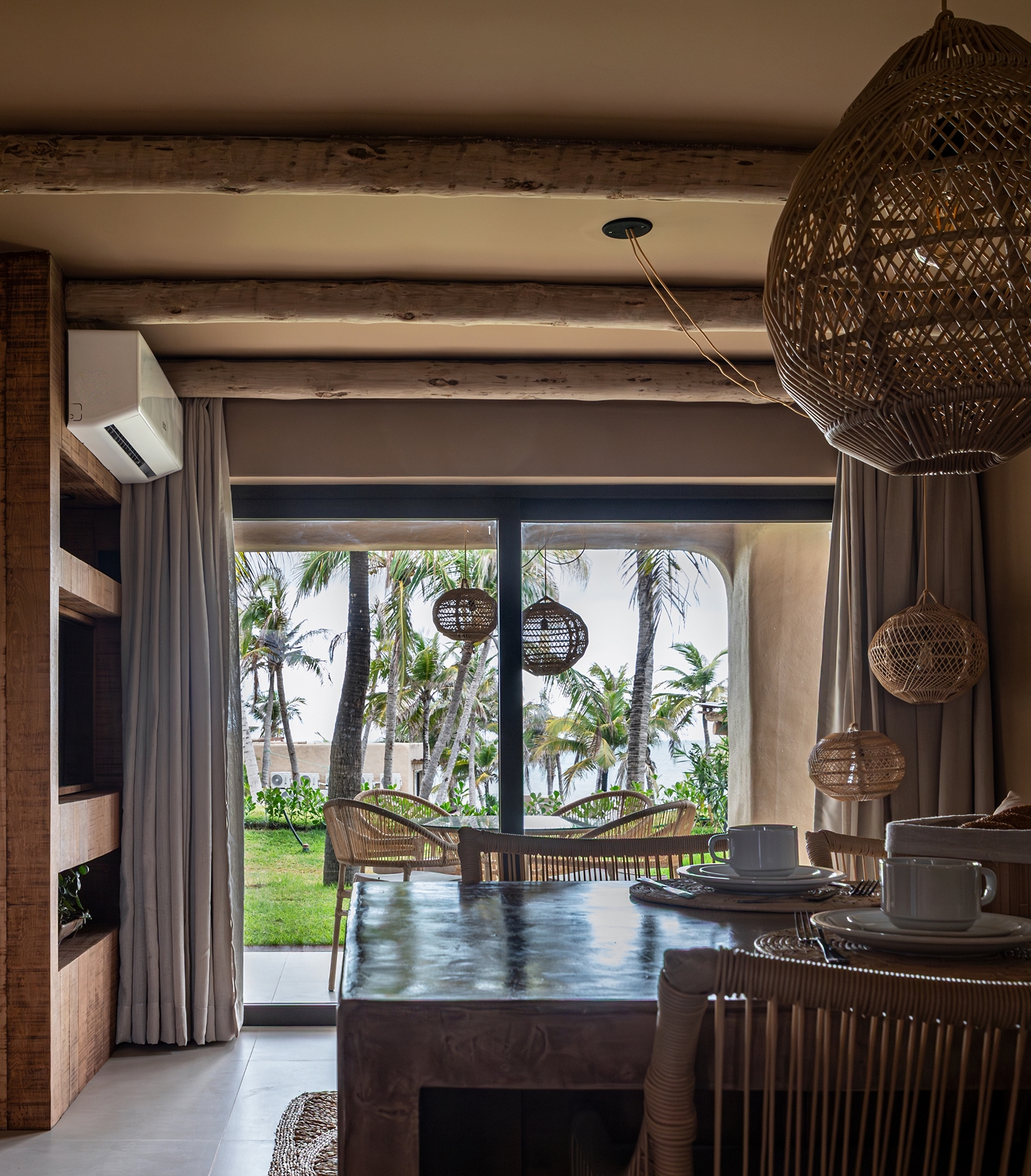 1/5 - Sala de jantar com vista ao jardim