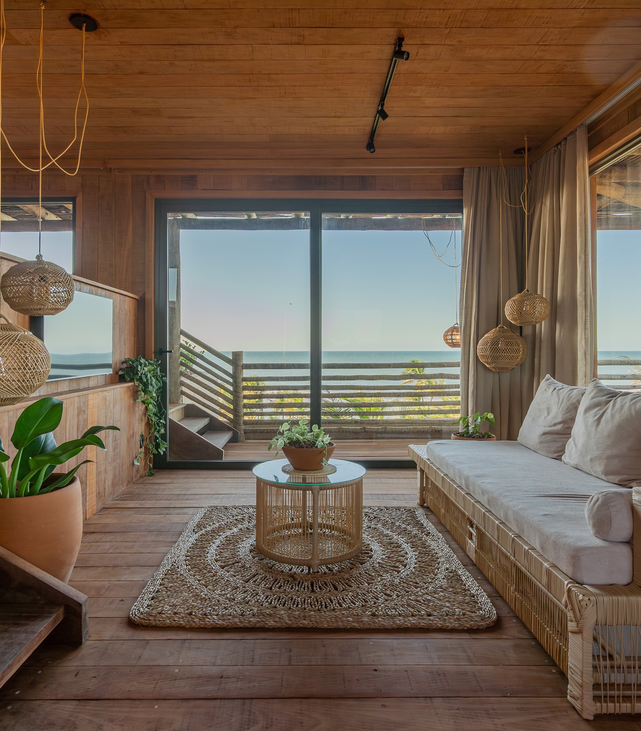 1/5 - Sala com vista para o mar