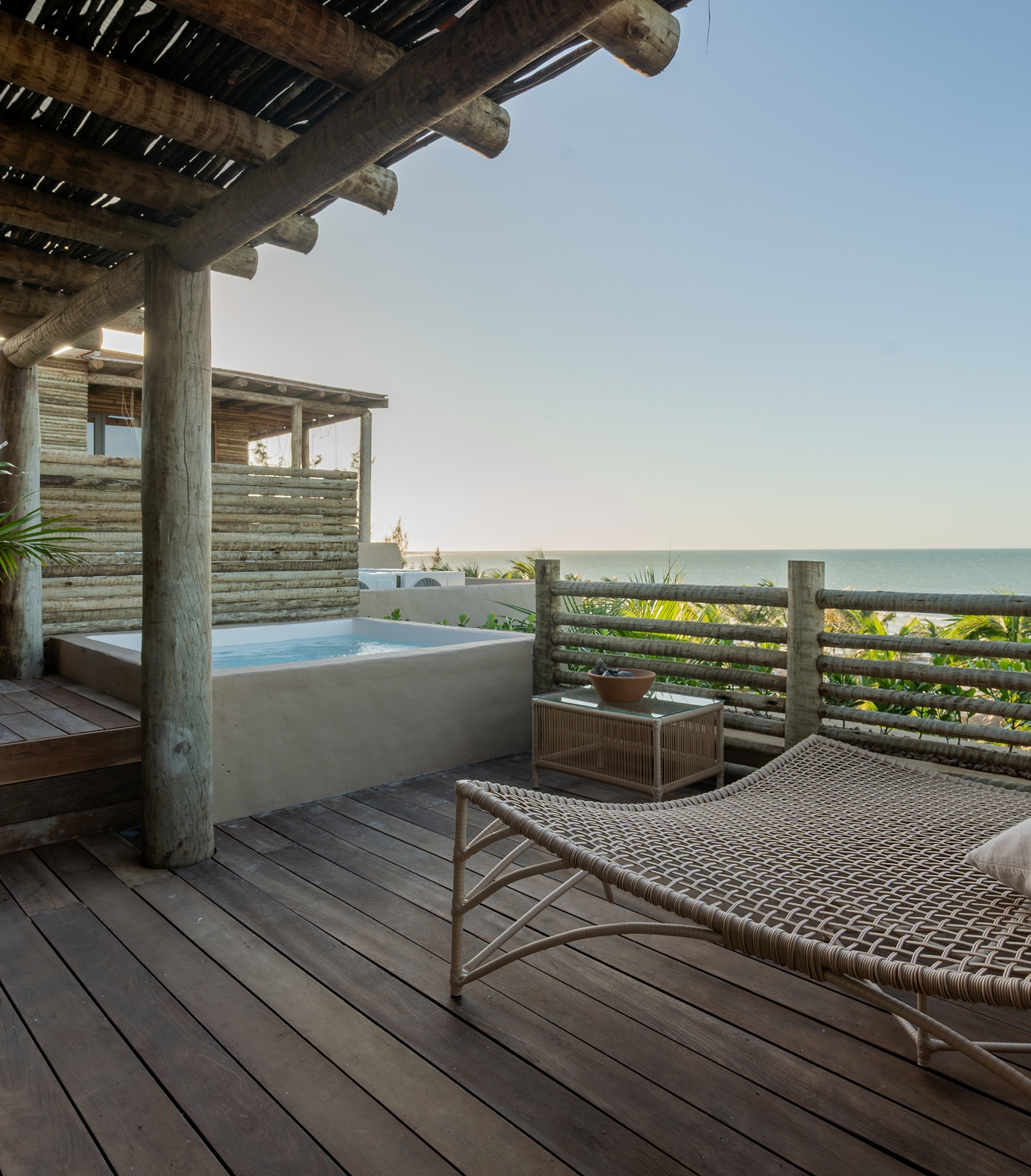 2/5 - Jacuzzi privativa no deck
