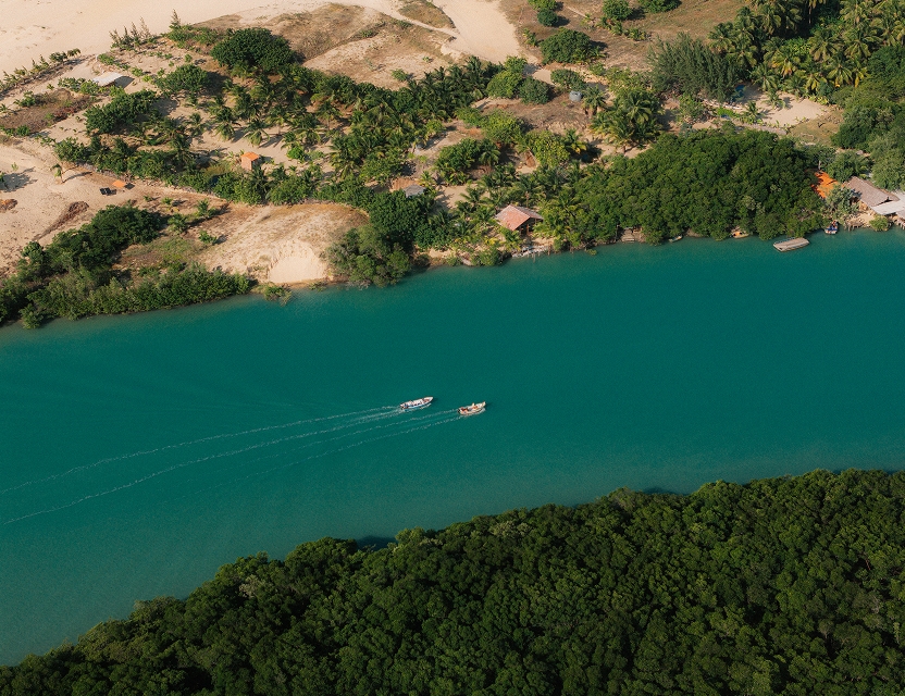 Vista aérea do rio e lagoa de Icaraizinho de Amontada, litoral cearense