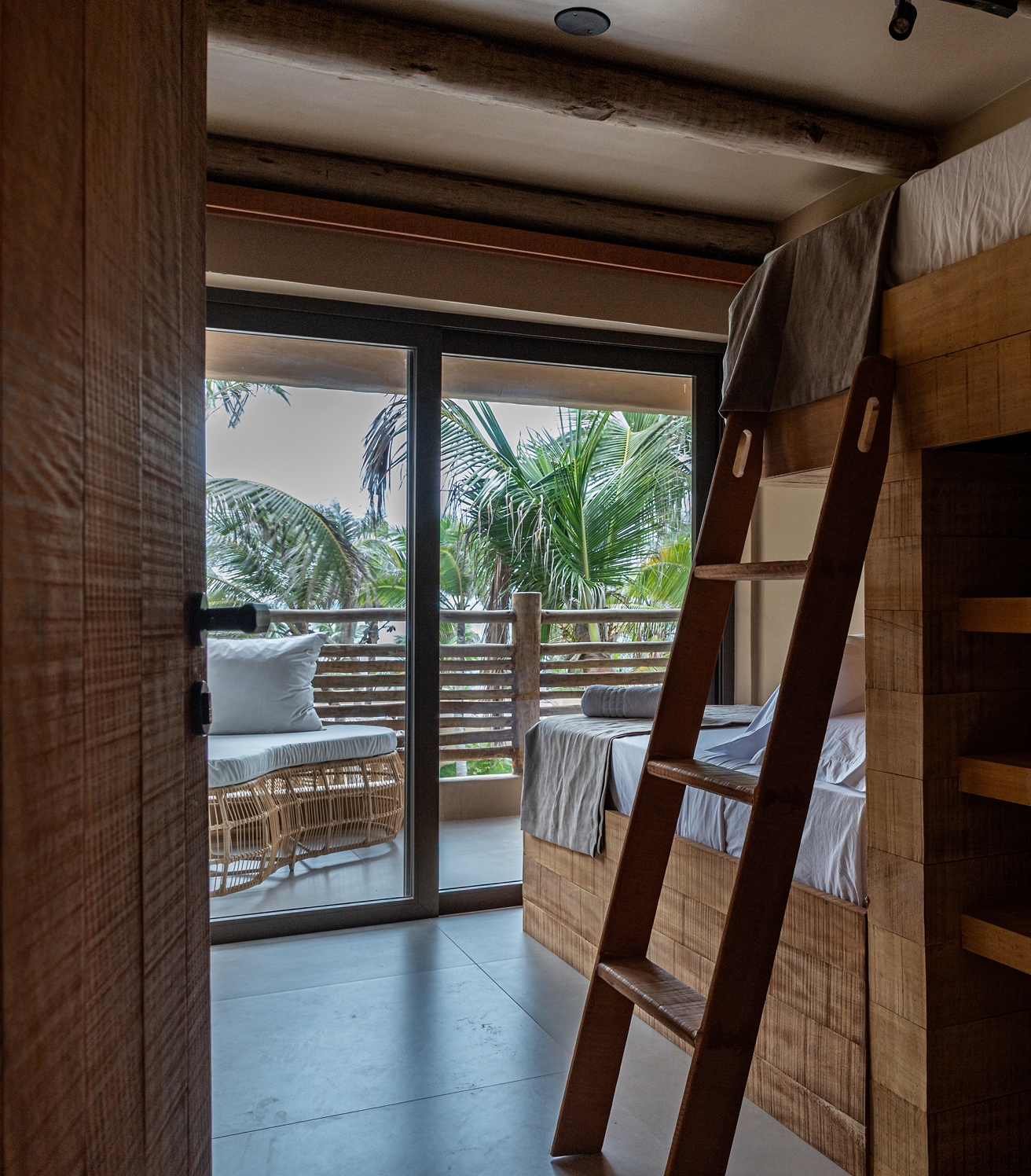 2/4 - Quarto com beliche e varanda