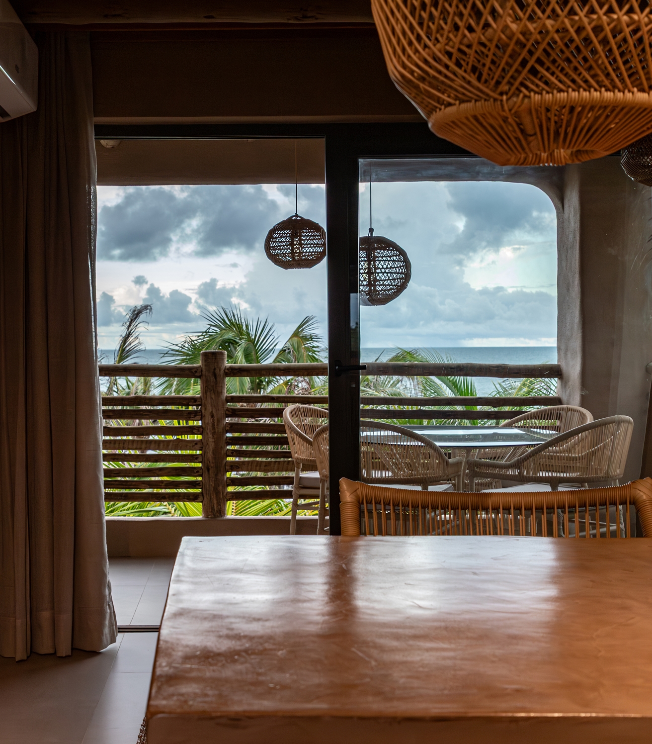 2/5 - Sala com vista para o mar