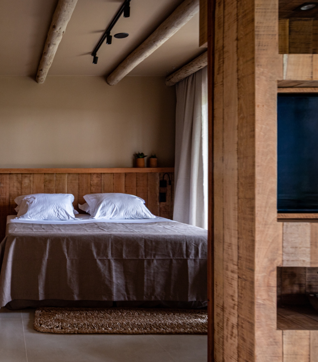 4/5 - Quarto com cama de casal