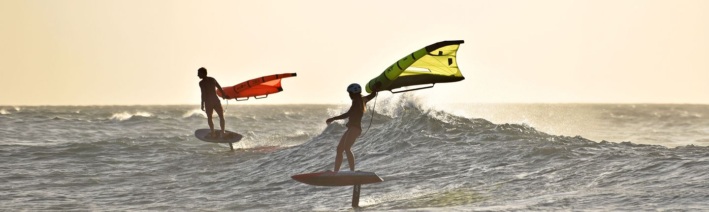 Aprende kitesurf y wingfoil en Icaraizinho de Amontada con instructores certificados de la Escuela de Mar, escuela asociada de Aqua de Mar. Viento constante, spot privilegiado y clases para todos los niveles.